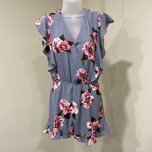 NWOT Umgee Gray Floral Romper. Size S small 4/6